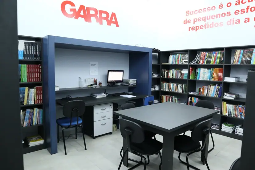 Biblioteca do Garra com estantes de livros