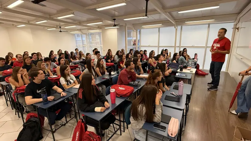 Professor do Garra em aula com a turma