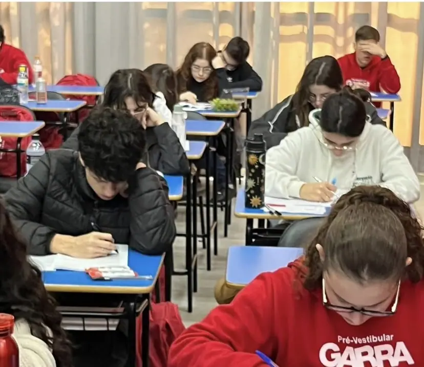 Alunos do Garra concentrados, resolvendo exercícios em sala de aula